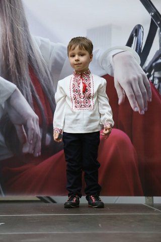 Біла вишиванка з вишивкою червоним для хлопчика ВМ-1 фото